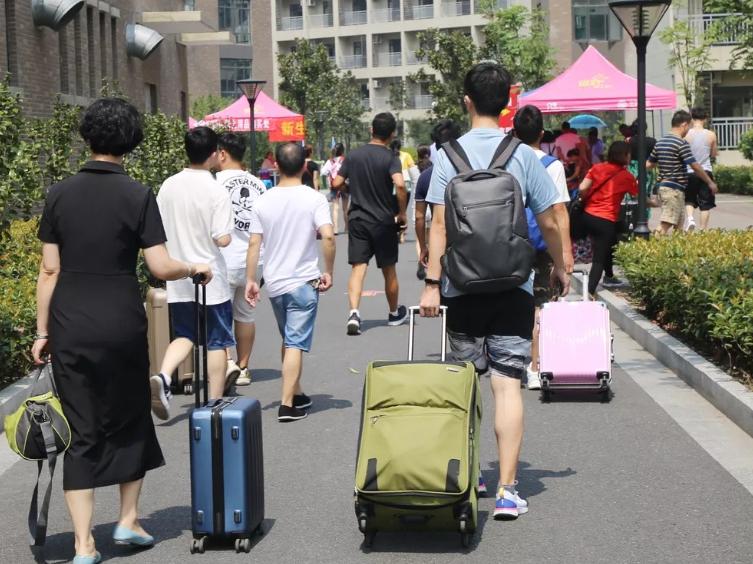 教育部昨天发了一份新生入学防诈骗提醒，看得我血压都上来了。
套路还是那些套路”内