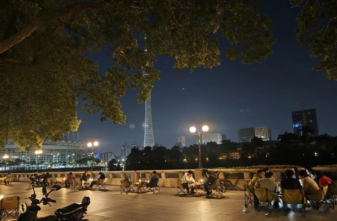 夜晚的浪漫其实超简单，像我就喜欢在晚上喝咖啡、看电影。
咖啡对我来说，是夜晚的信