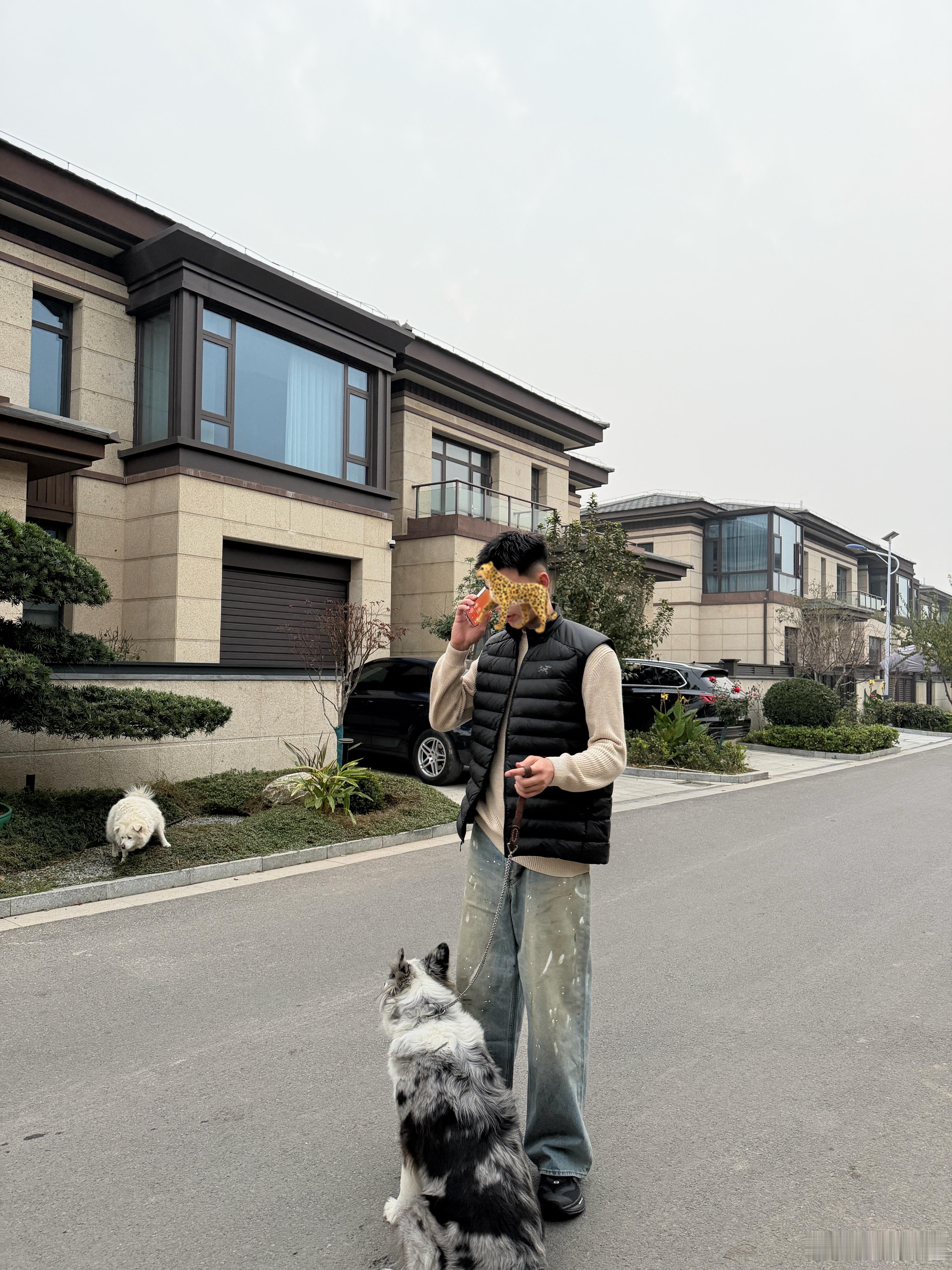 已回永城  给7夫买的新衣服已被他迫不及待穿在身上 还换了新发型 怎么样