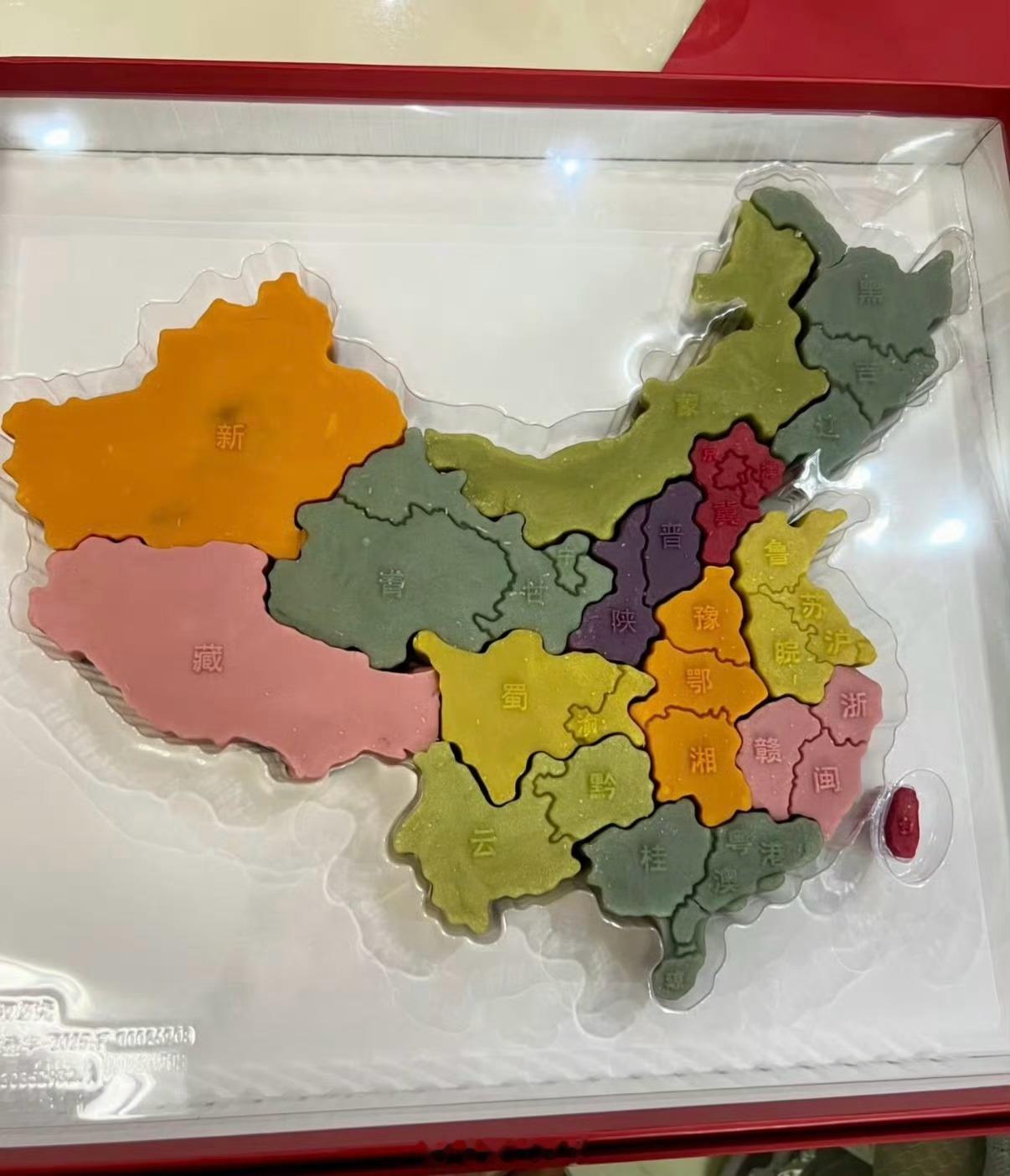 现在的月饼都这么卷了吗花里胡哨的太有创意了！但只有我怀念图3从小吃到大的五仁月饼