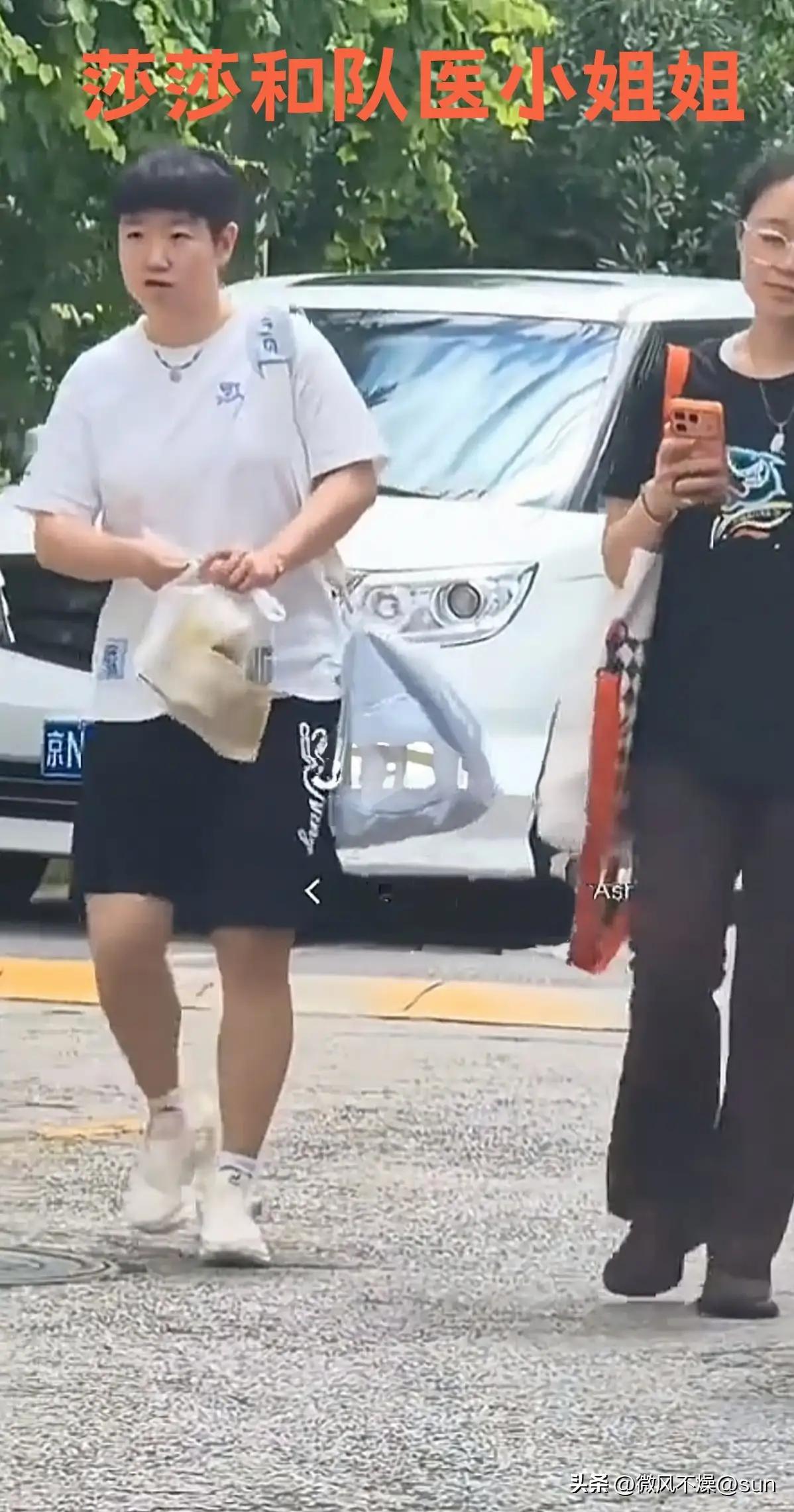 笑不活了，今天偷拍莎莎的人被莎莎当场抓住了

莎莎大热天拎着一大袋好喝的和队医小