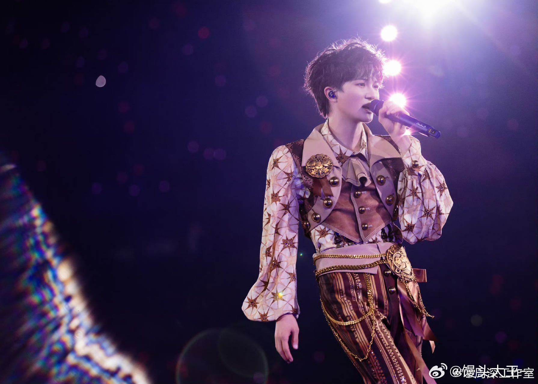 周深电影四渡主题曲渡特意找来这首主题曲聆听，温柔又有风骨的歌声，让这段珍贵的历史
