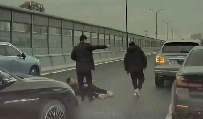 🔶上午的杭州宾利事件，警方通报双方车主为兄弟关系，因为商业矛盾发生冲突。🔶果
