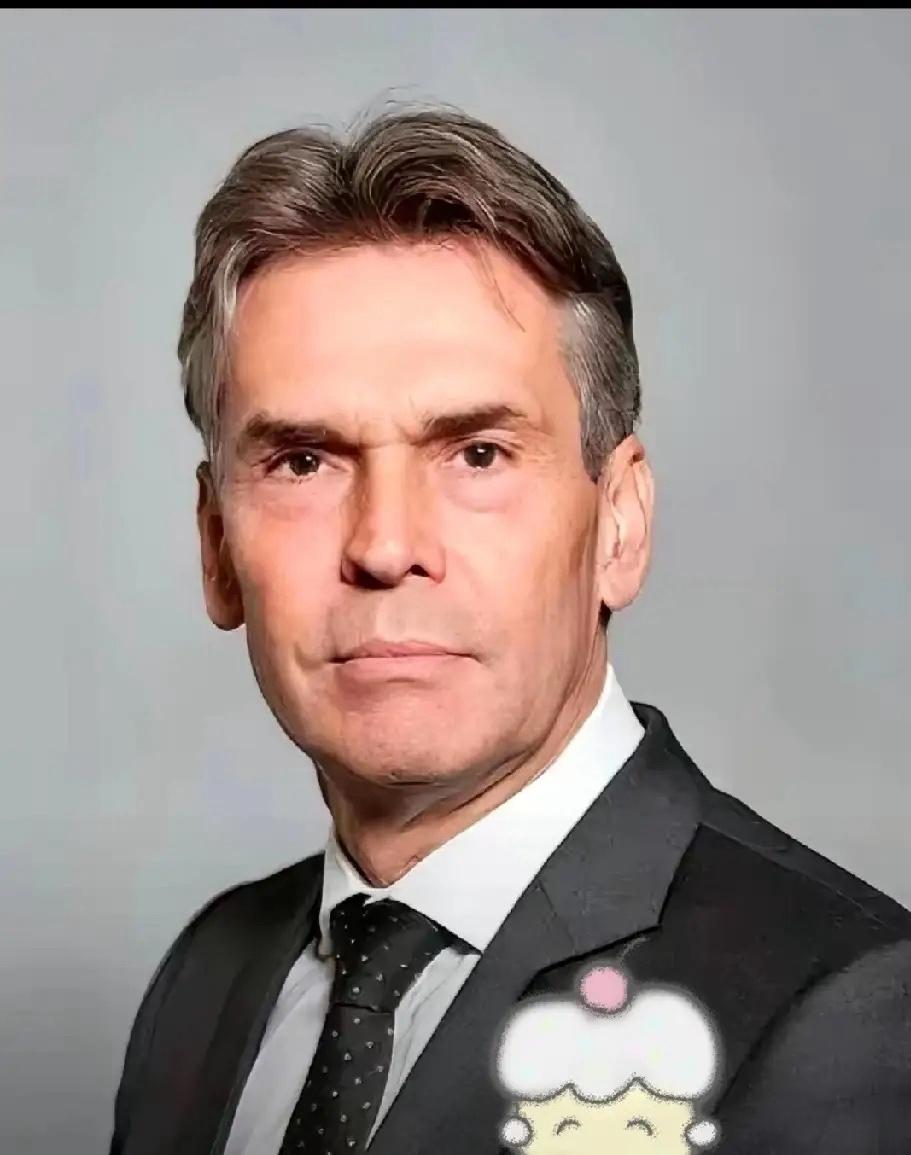 就在刚刚
荷兰公开宣布了
​荷兰经济事务大臣文森特·卡雷曼斯公开表示将与东方大国