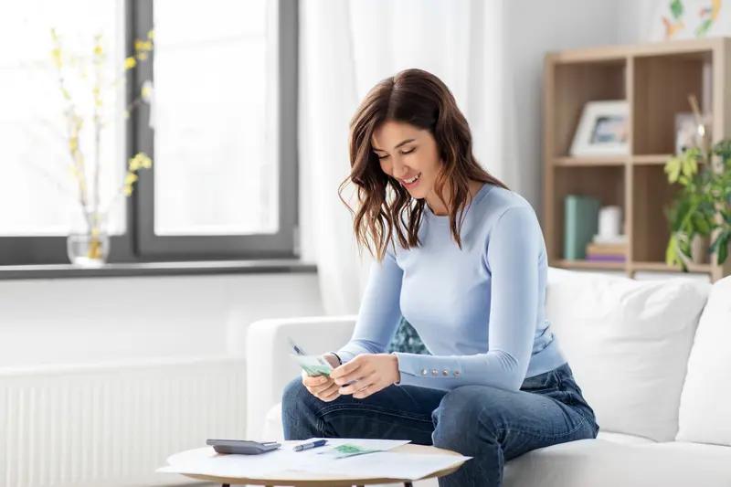 挣钱难还是花钱难？这简直是个世纪难题。挣钱吧，得拼命努力，996都算好的，很多人