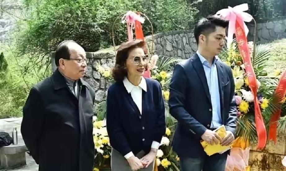 蒋万安祭祖时说“不管走多远，根在这里”，然在台北议会，被民进党一逼，只敢说“我是