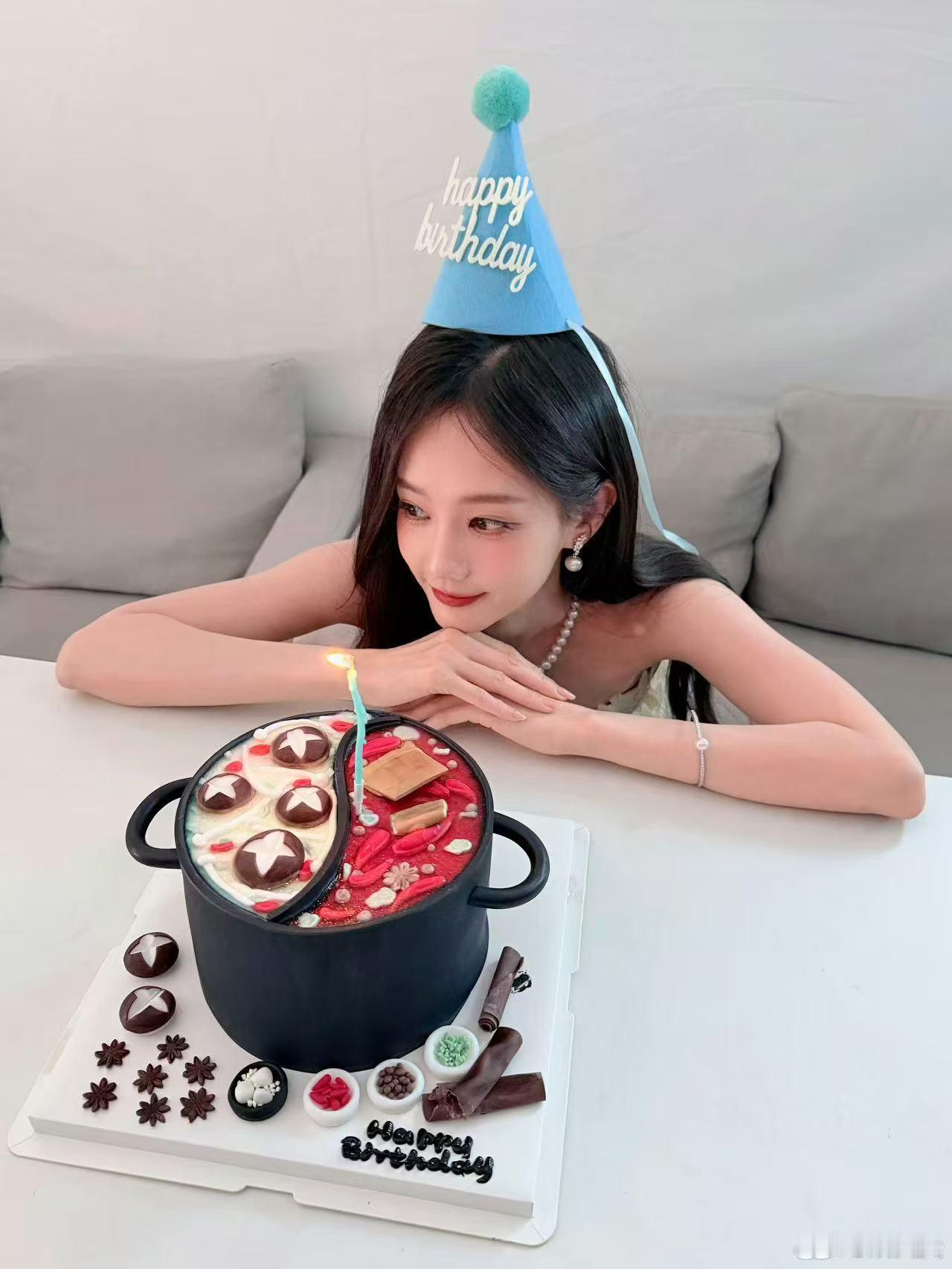 李一桐生日莲花灯起火了 这大概是全网最旺的生日了！莲花灯烧得那叫一个轰轰烈烈，李