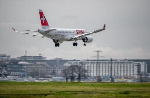 瑞士反了？突然硬抗美国，态度还非常强硬，瑞士联邦委员会正式拒绝了两架美国军机飞越