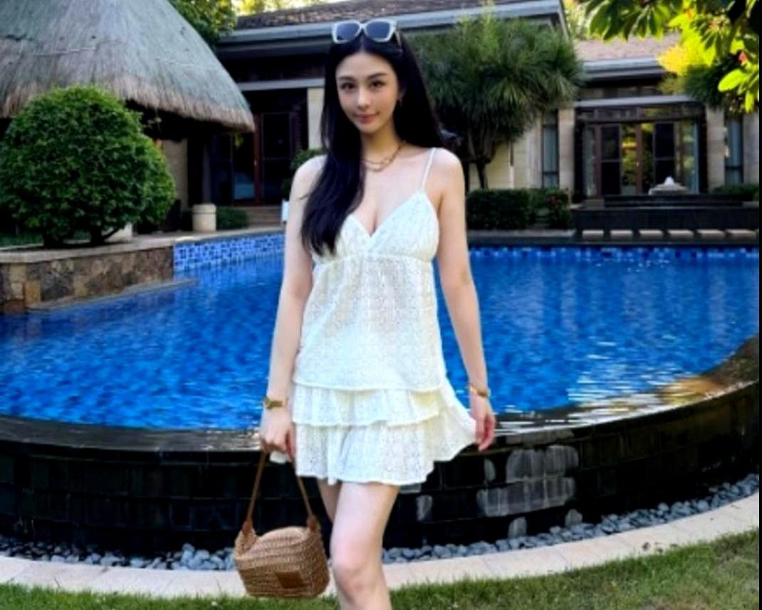 邱淑贞亲自下场给女儿拍私房照，这画面还真不多见。

三亚的海风吹着，沈月一身白色
