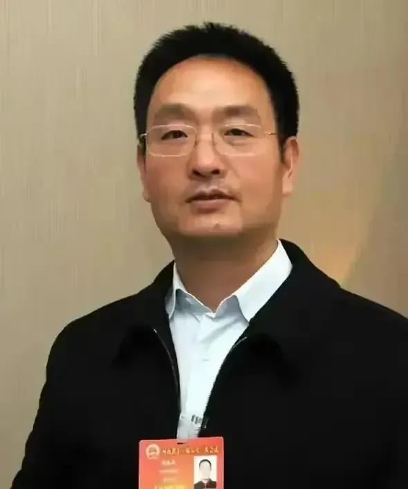 裴春亮：河南辉县裴寨村书记主任，
给村里捐款1.18亿建住宅楼建学校修路，
全国