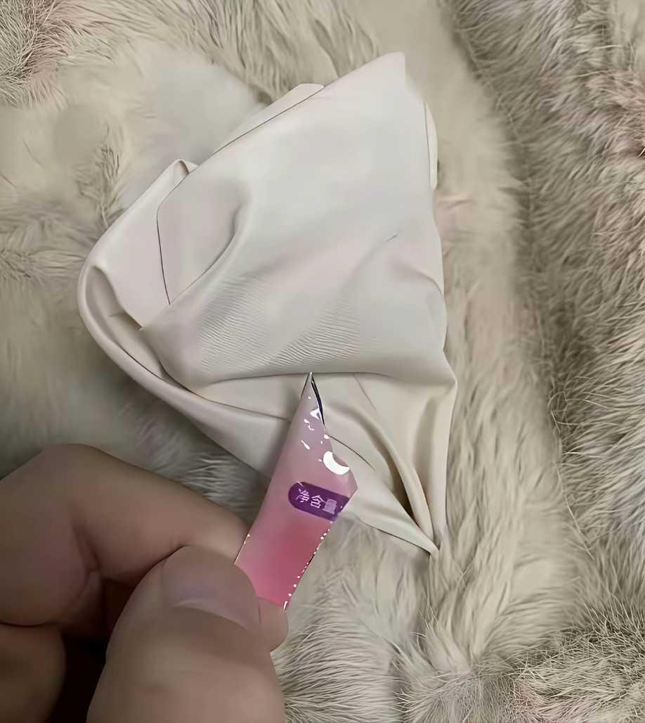 女朋友口袋里发现这个东西，这是什么？？