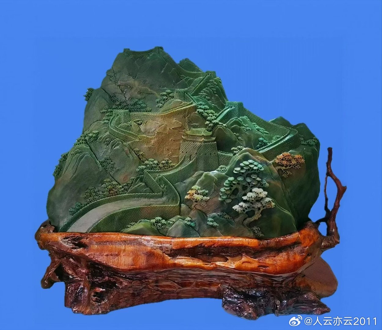 【昨日精彩今天依然】1精品广绿玉摆件《万里长城》，2极品独山玉摆件《老爸下班了》