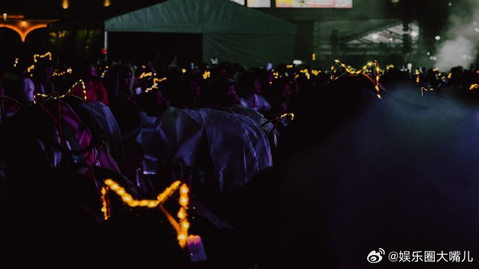 蔡徐坤音乐节人气 音乐节秒变个人演唱会！当蔡徐坤登场时，金色浪潮瞬间席卷全场，这