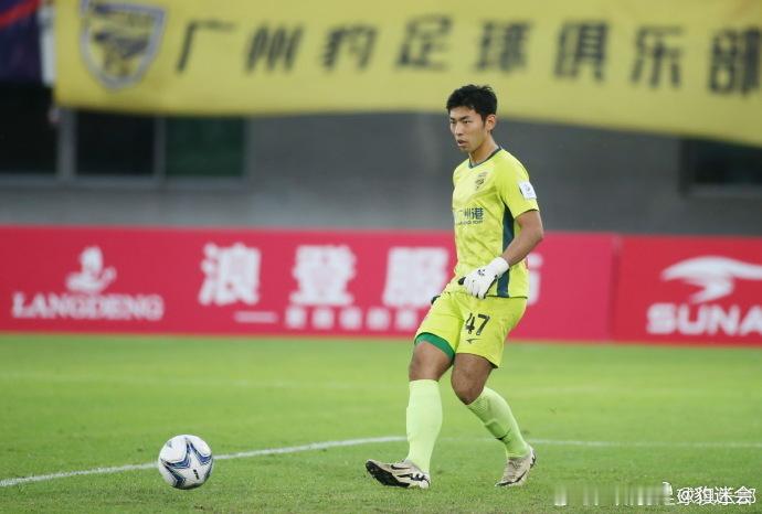     肖嘉旗，2004年11月14日出生于广东省深圳市。身高190cm，司职守