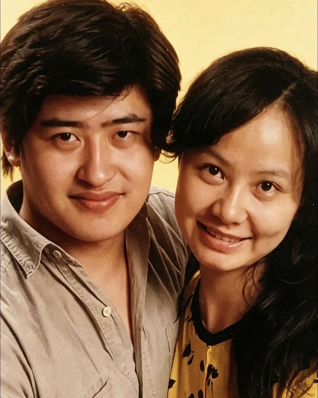 有句报道里的话，比什么死因都值得看。
说他走的时候，家里人一直陪在身边。
就这么