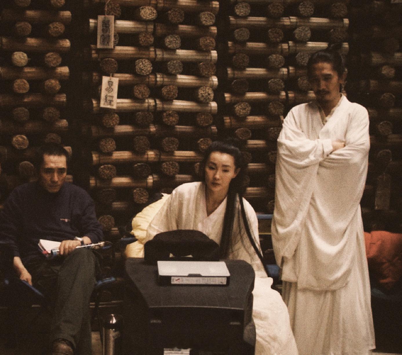 “飞雪”张曼玉❄️、“残剑”梁朝伟🗡️、导演张艺谋，当年在【英雄】片场一起看回