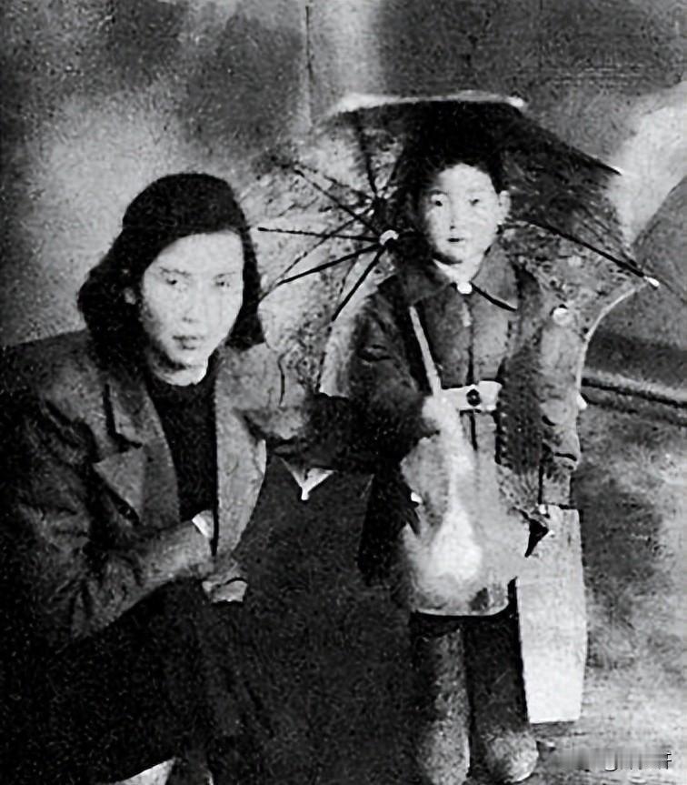 1958年李讷假期专程去看望贺子珍，亲切称其为“妈妈”，母女同床共度温馨夜晚
1