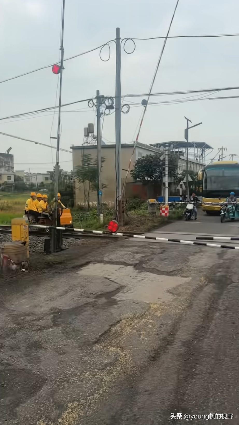 铁路道口等火车会等到什么样的车呢？网友在途经一处铁路道口时，被栏杆给拦下。只见四