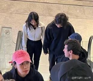苏翊鸣恋爱了？

近日，有一名滑雪摄影师社交平台发布了一组照片，其中就有单板滑雪