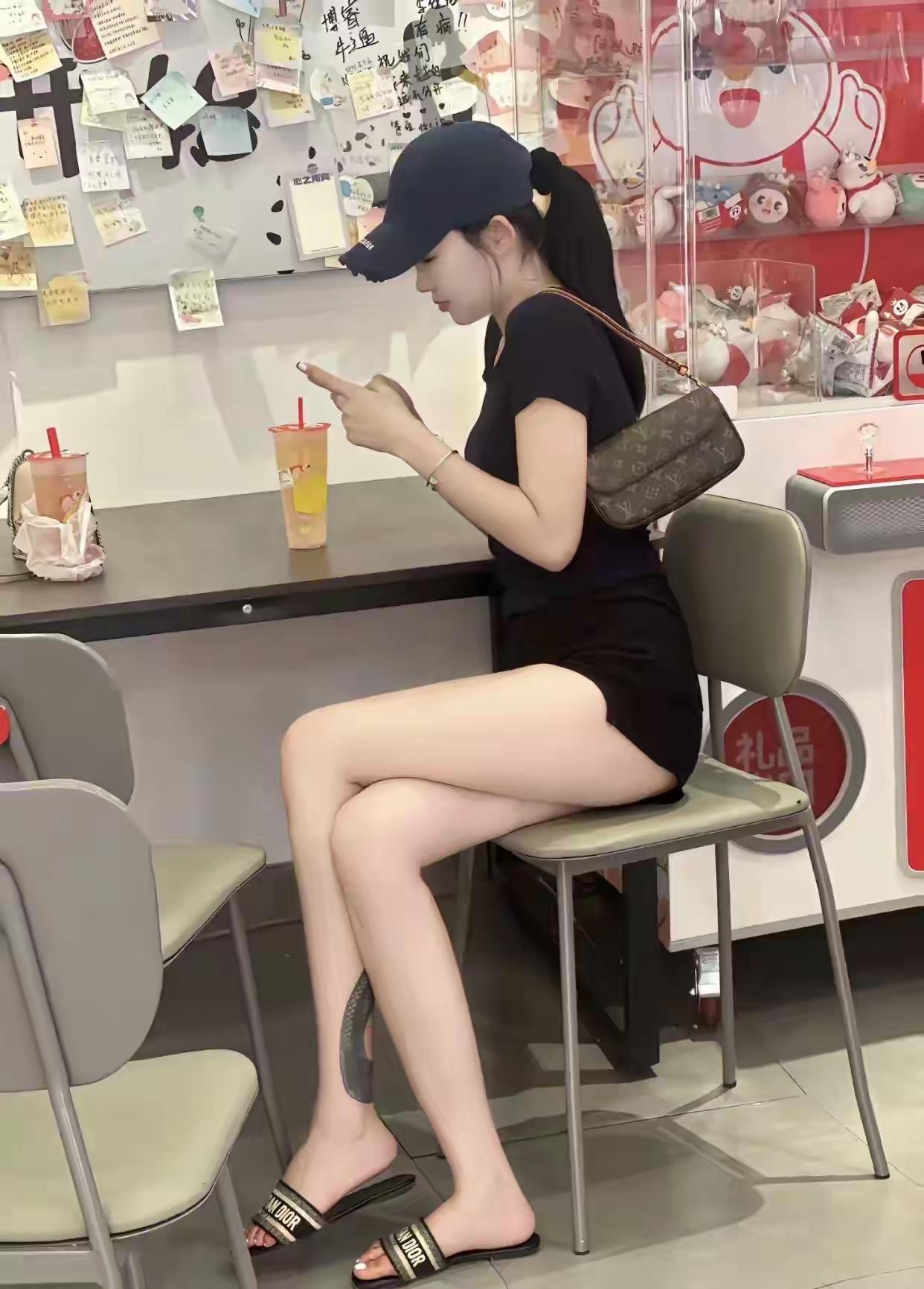 这是谁的老婆？这么漂亮，晚上能睡着觉吗？