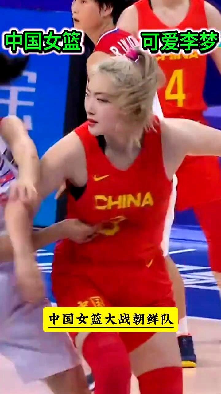 李梦，拿球，闪躲，转身，打板！朝鲜8号球员像影子一样贴着，手都快伸到她脸上了，但