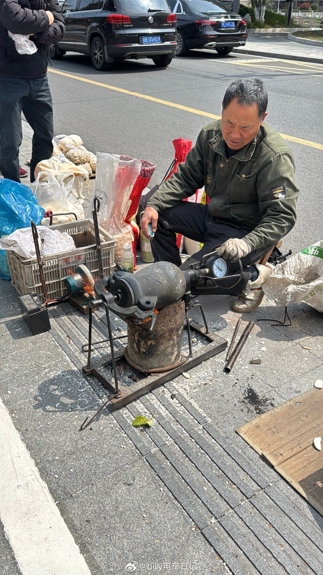 路边偶遇中国古人的黑科技：食物放大器一把大米可以瞬间变成一大包米！中国人的智慧真