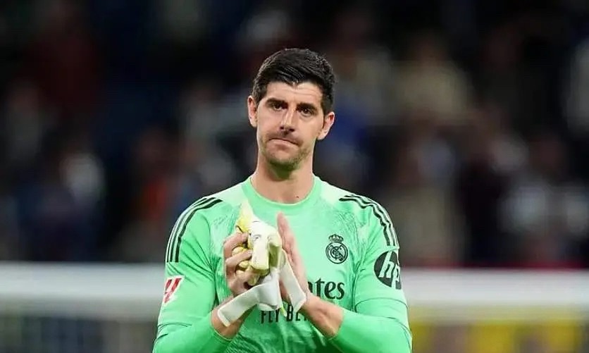 皇马俱乐部今日确认，主力门将库尔图瓦因右大腿股直肌拉伤，预计将缺席至少六周。而据