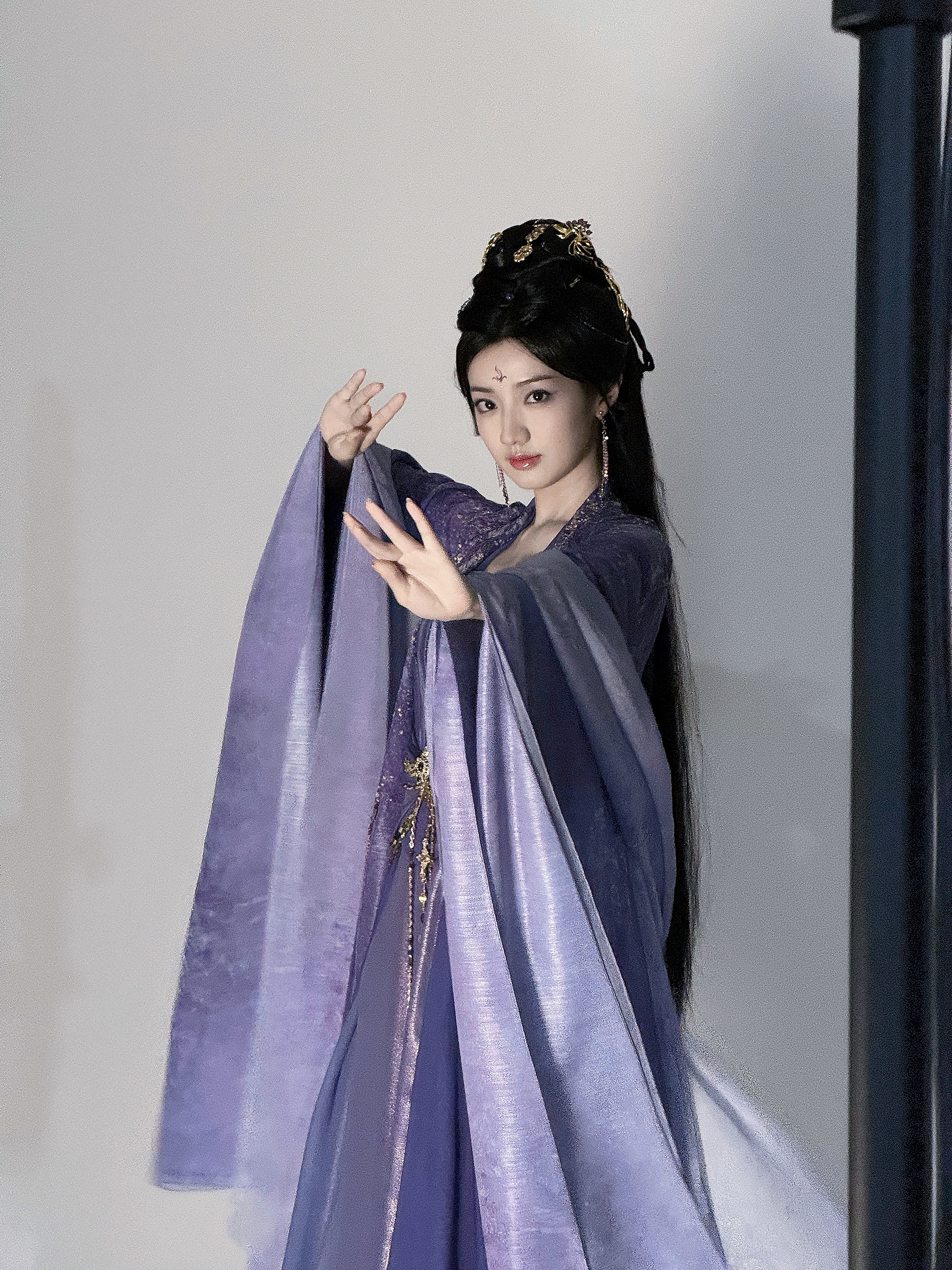 试妆发型比较有姐感最后定妆比较妹感两版都不错黄羿 《佳偶天成》左盈盈 