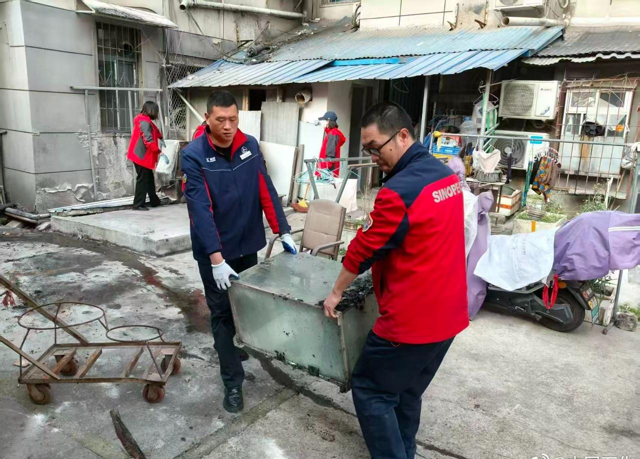 【深夜居民楼起火，隔壁加油站员工拎起灭火器冲了过去】3月12日0时45分，与湖北