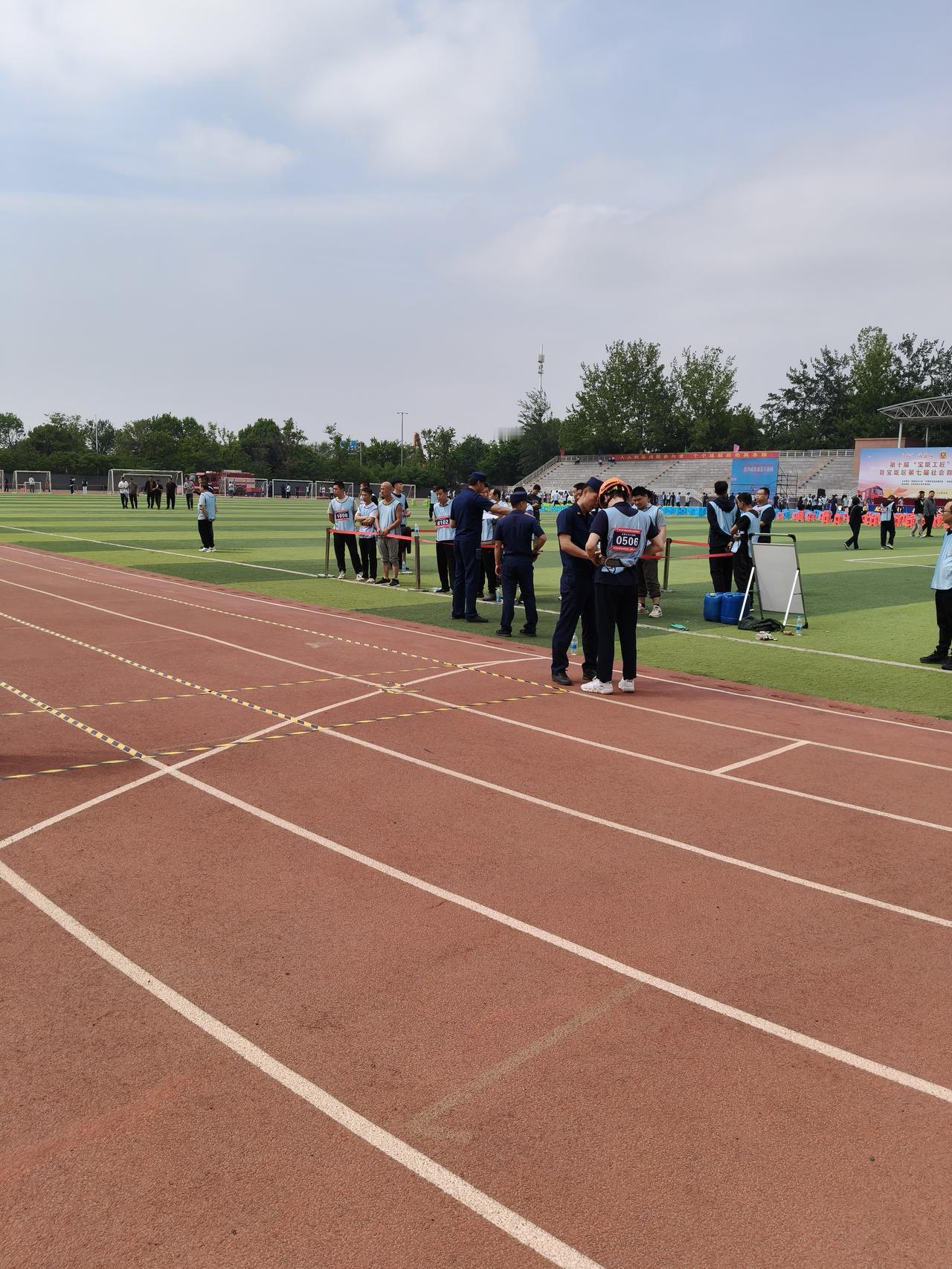 这是今天参加社会消防演习比赛的场景，动作很不娴熟，专业知识很低，主要是以前没有接