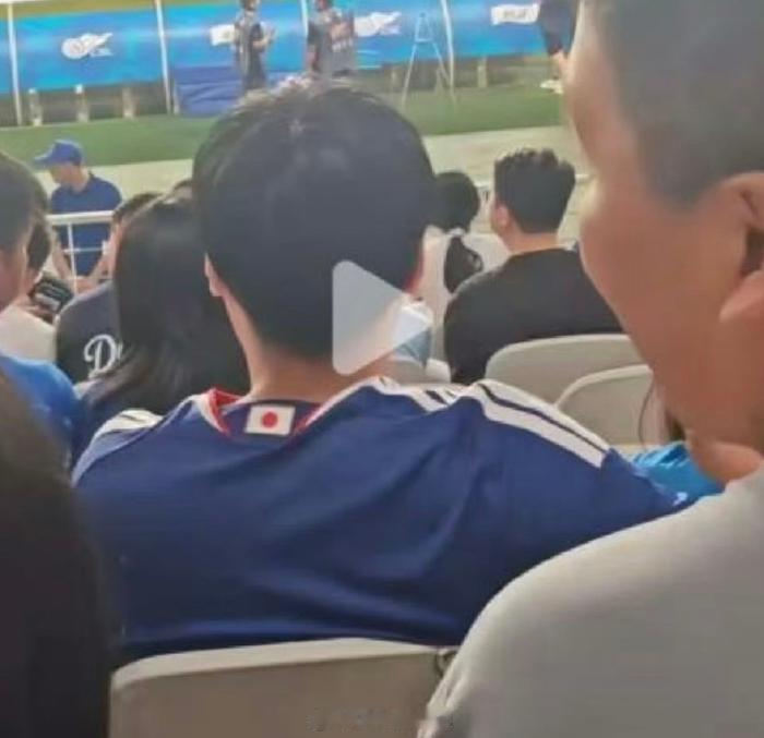[发怒]同一场比赛，一名球迷身穿日本队球衣，“平安无事”。。。
[发怒]另一名的