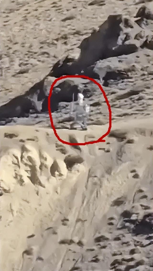 中印边境地区地形复杂多样，气候严寒恶劣，交通和生存安全风险巨大。
在中印边境如此