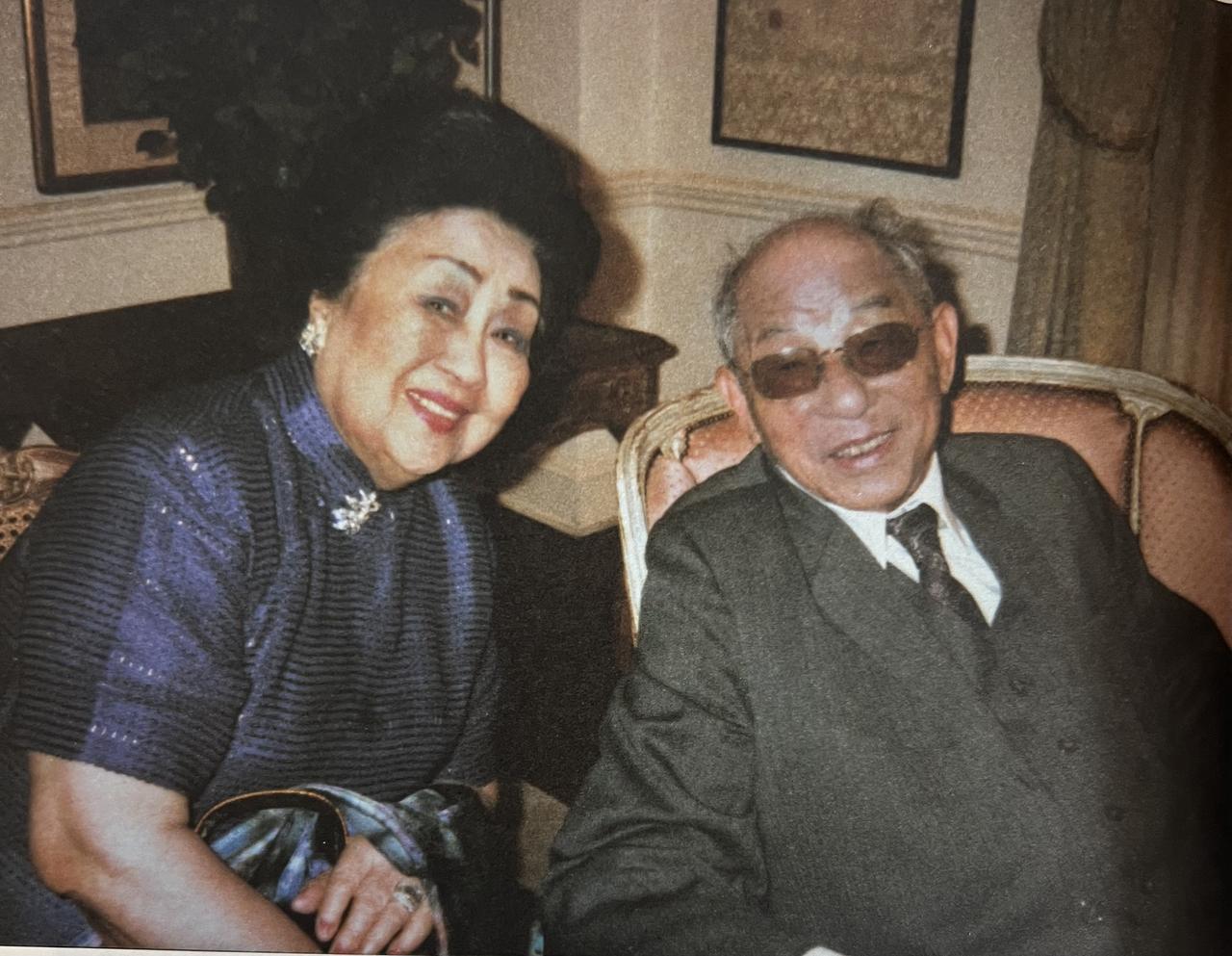 下图是民国名媛严幼韵和少帅张学良的合影，该小照摄于1994年，当时严幼韵91岁，