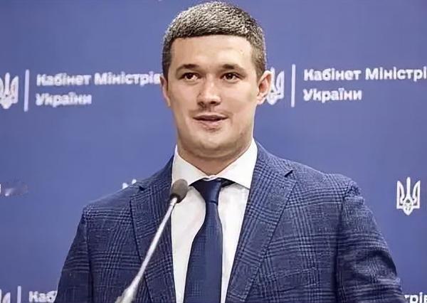 养虎为患终反噬！泽连斯基仁至义尽，前防长战时逼宫野心彻底暴露
 
前线战火还在猛
