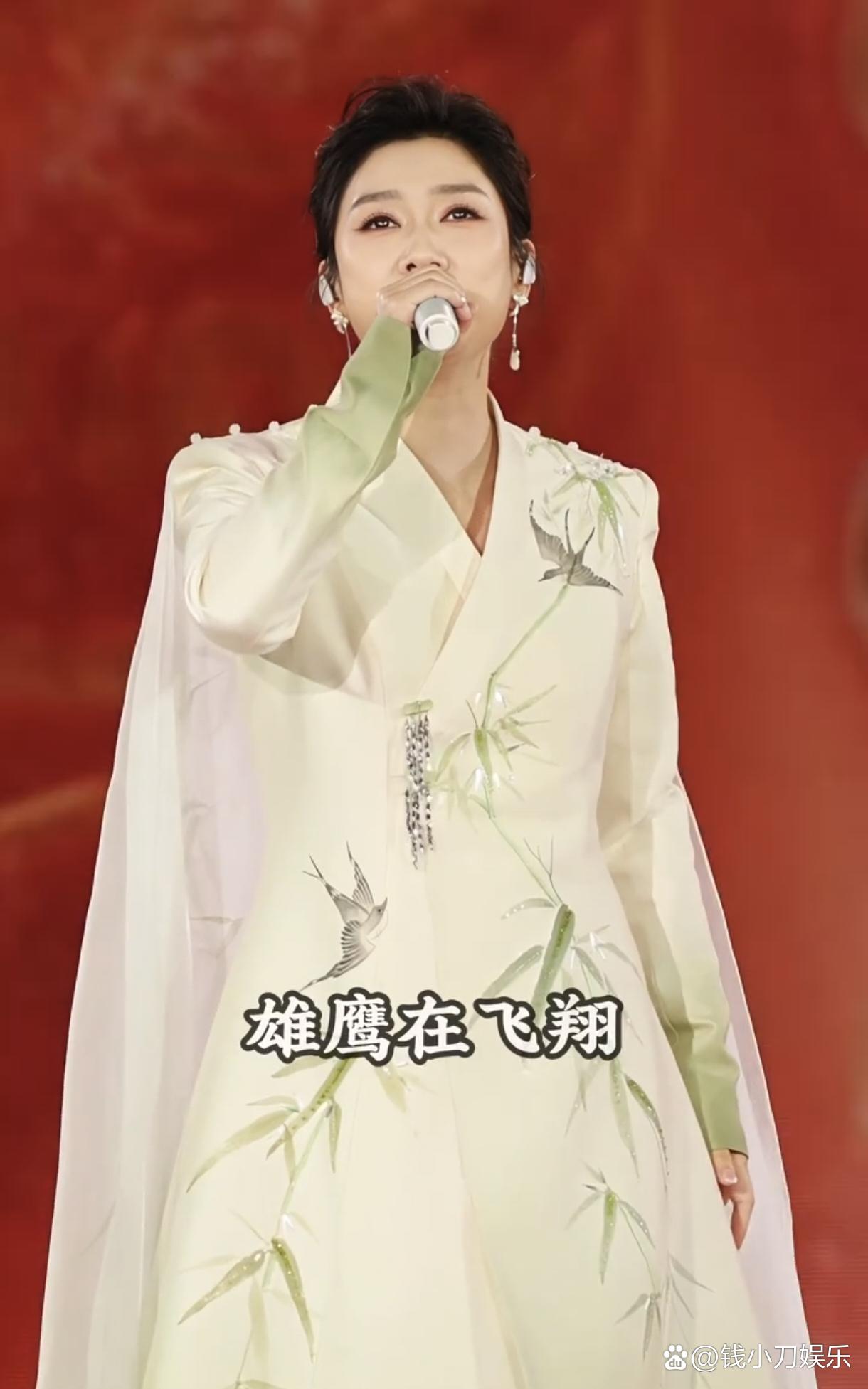 听说不管曾毅的词有几句，他和玲花收入都是五五开。



玲花一个人在那努力地唱，