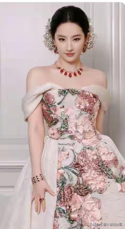 这样对比之下，杨幂竟然比刘亦菲都要漂亮，这估计是杨幂最好看的一个造型，没有之一了