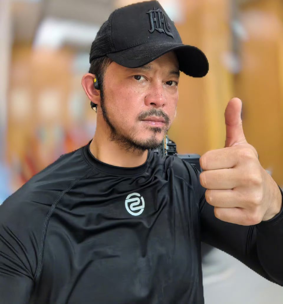 断网了这竟然是沙溢照片里的他一身黑衣，肌肉线条若隐若现，络腮胡搭配美黑后的肤色，