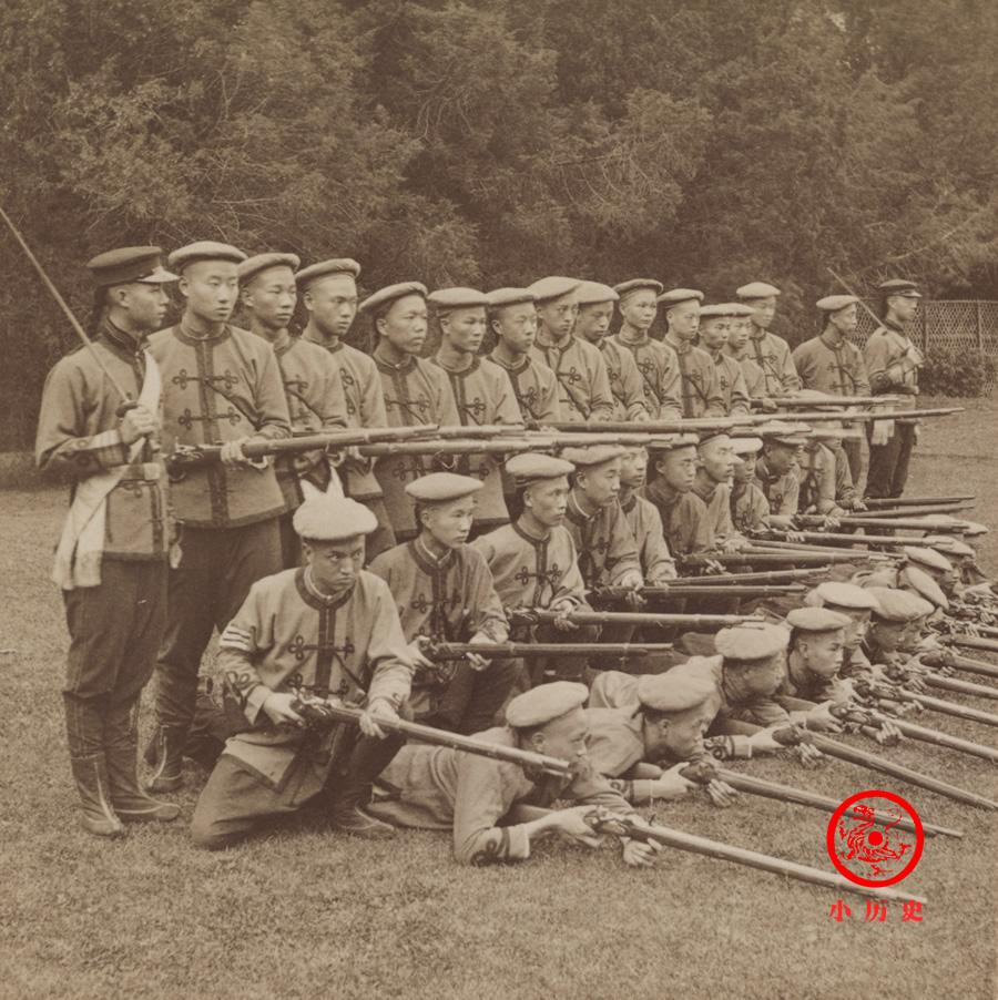 【老照片：晚清大学生军训】图为1901年，上海圣约翰书院大学部的学生在军训。
