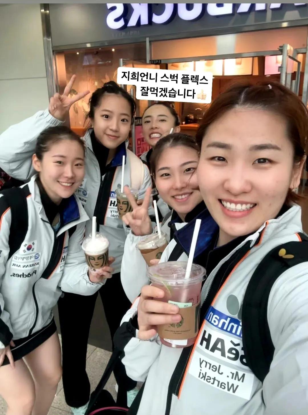 釜山世乒赛
东道主韩国女队启程前往釜山人手一杯咖啡（李时温、李恩慧、尹孝宾、田志