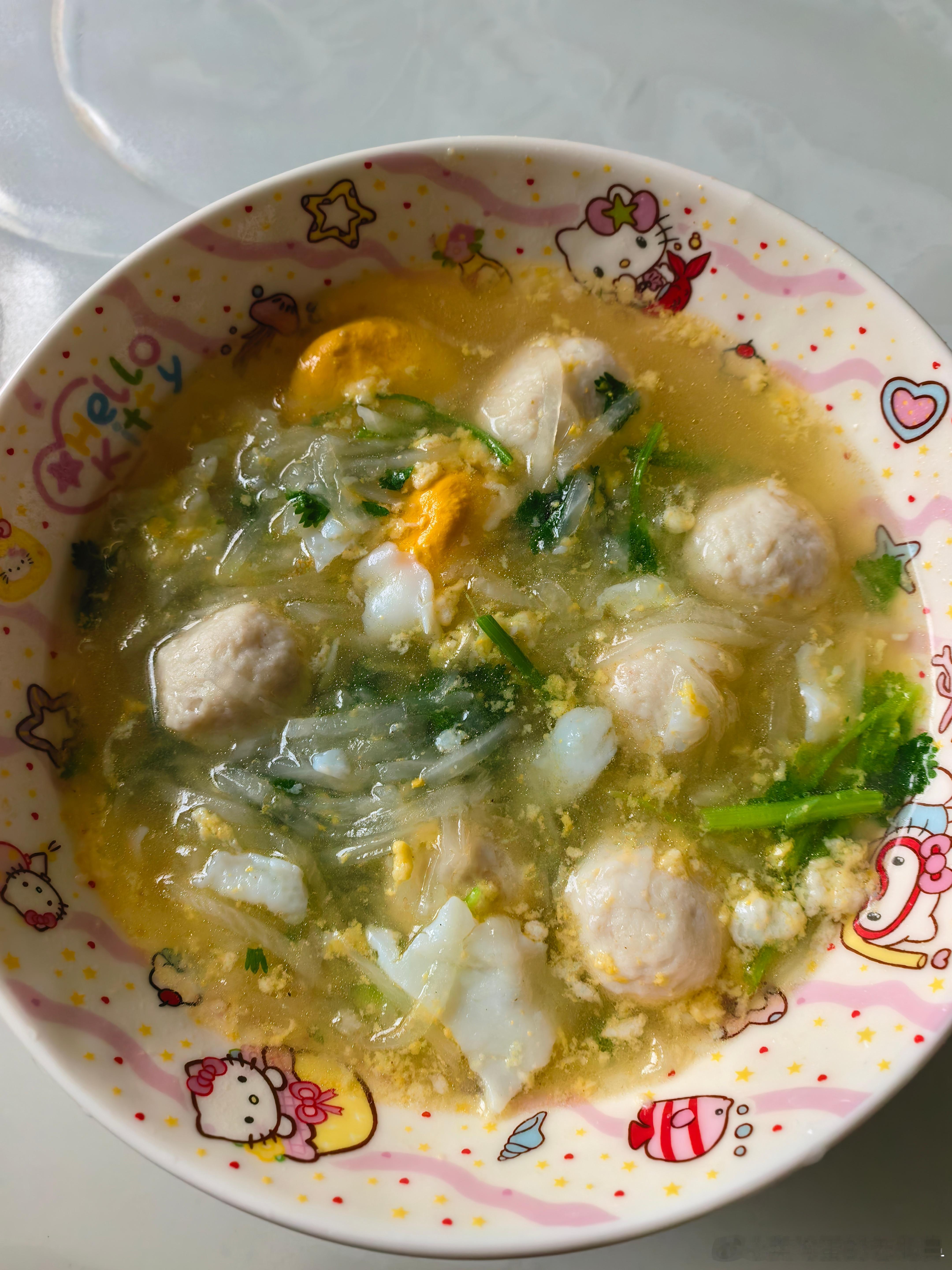 今日份午餐萝卜丝煮鸡蛋。没忍住放了六颗鱼丸。其实我不喜欢吃鱼。这鱼丸也是硬着头皮