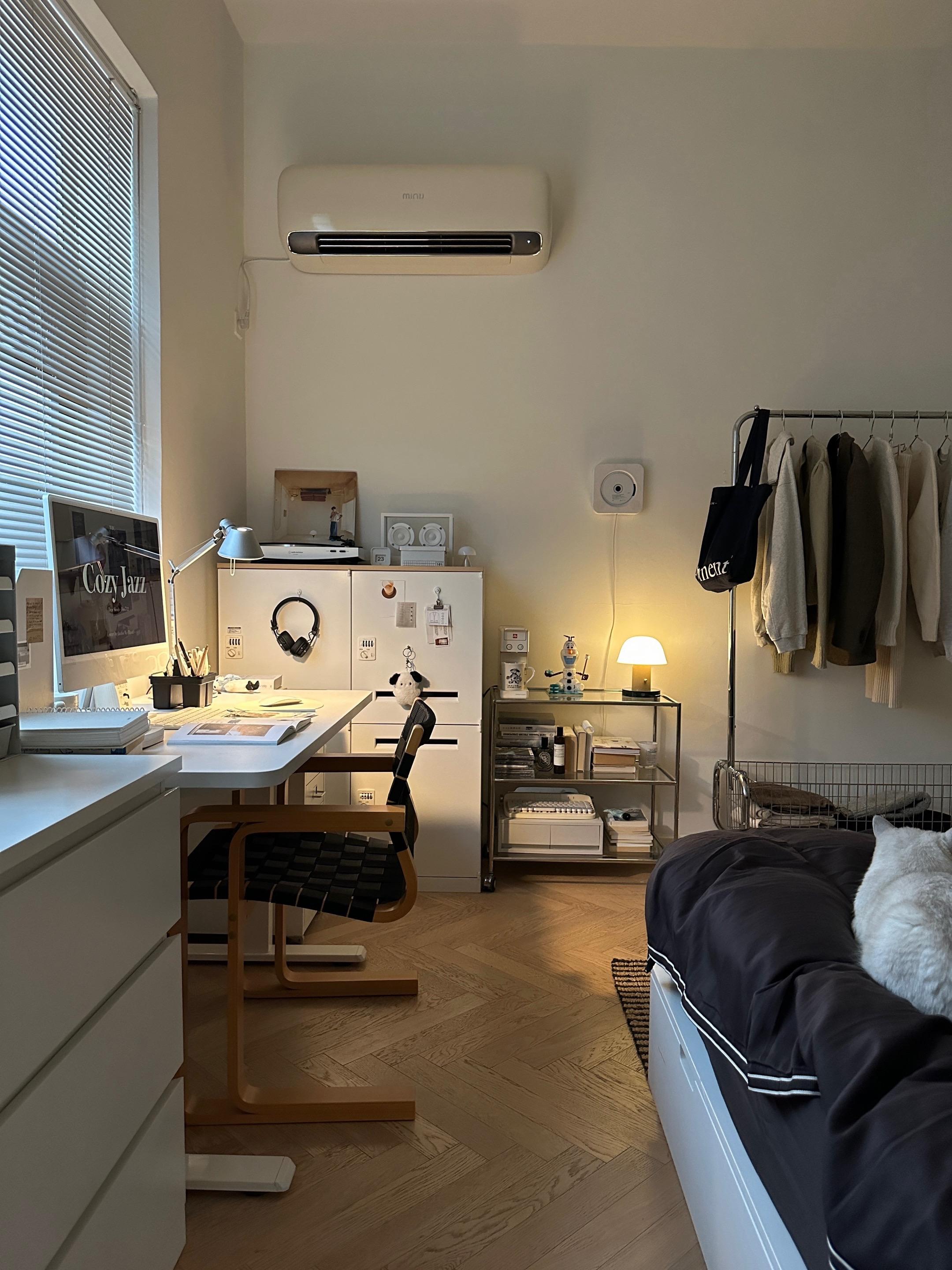 我不想出门的时候就待在这个小房间里。