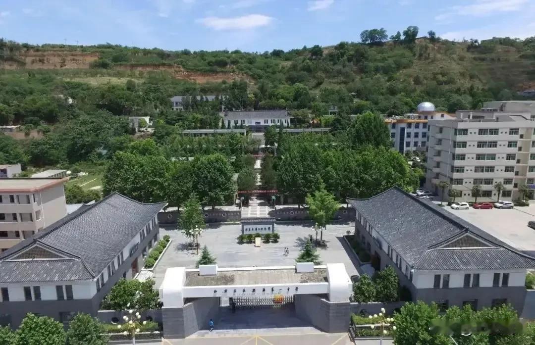 在长安区上学，记得早点落户！
说三遍！

长安区学区内适龄儿童、少年数超出学校招