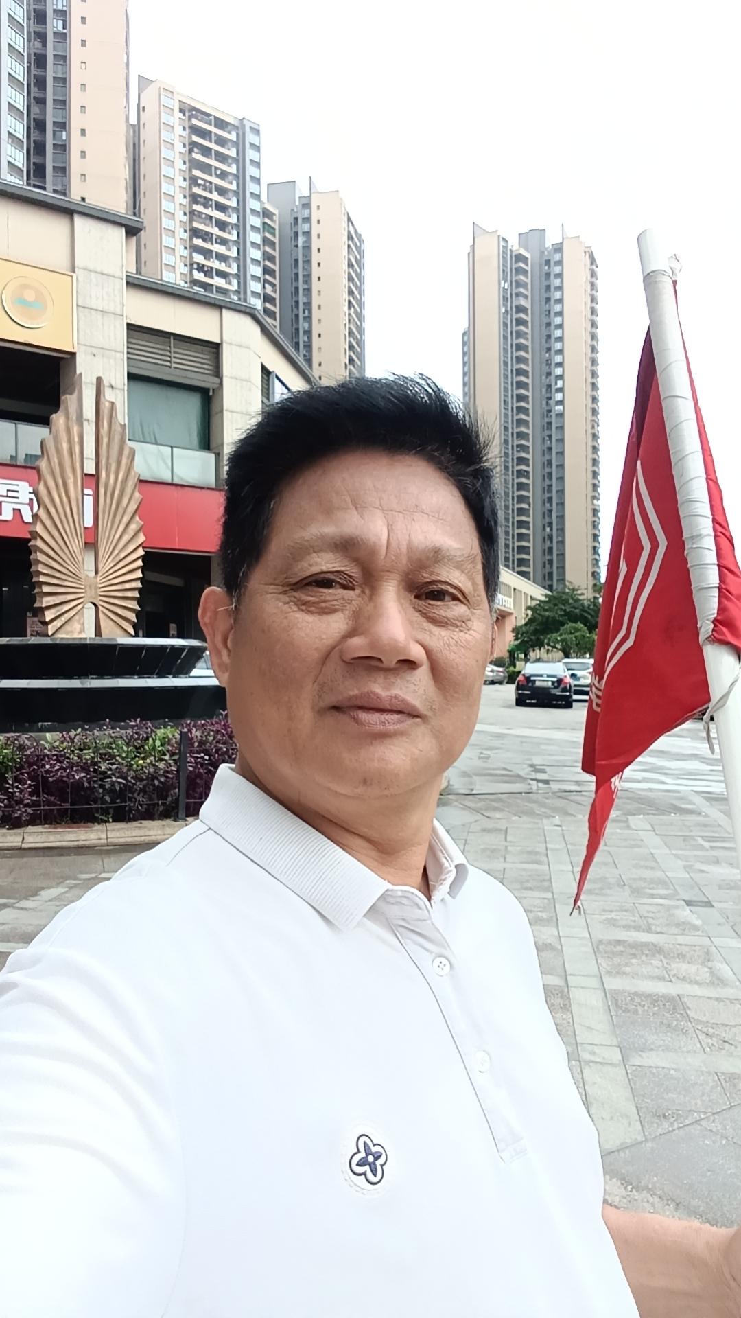 我的自白

 □  周兴华

我是一个快乐的老人
花甲岁月染上风霜
寻常烟火，淡