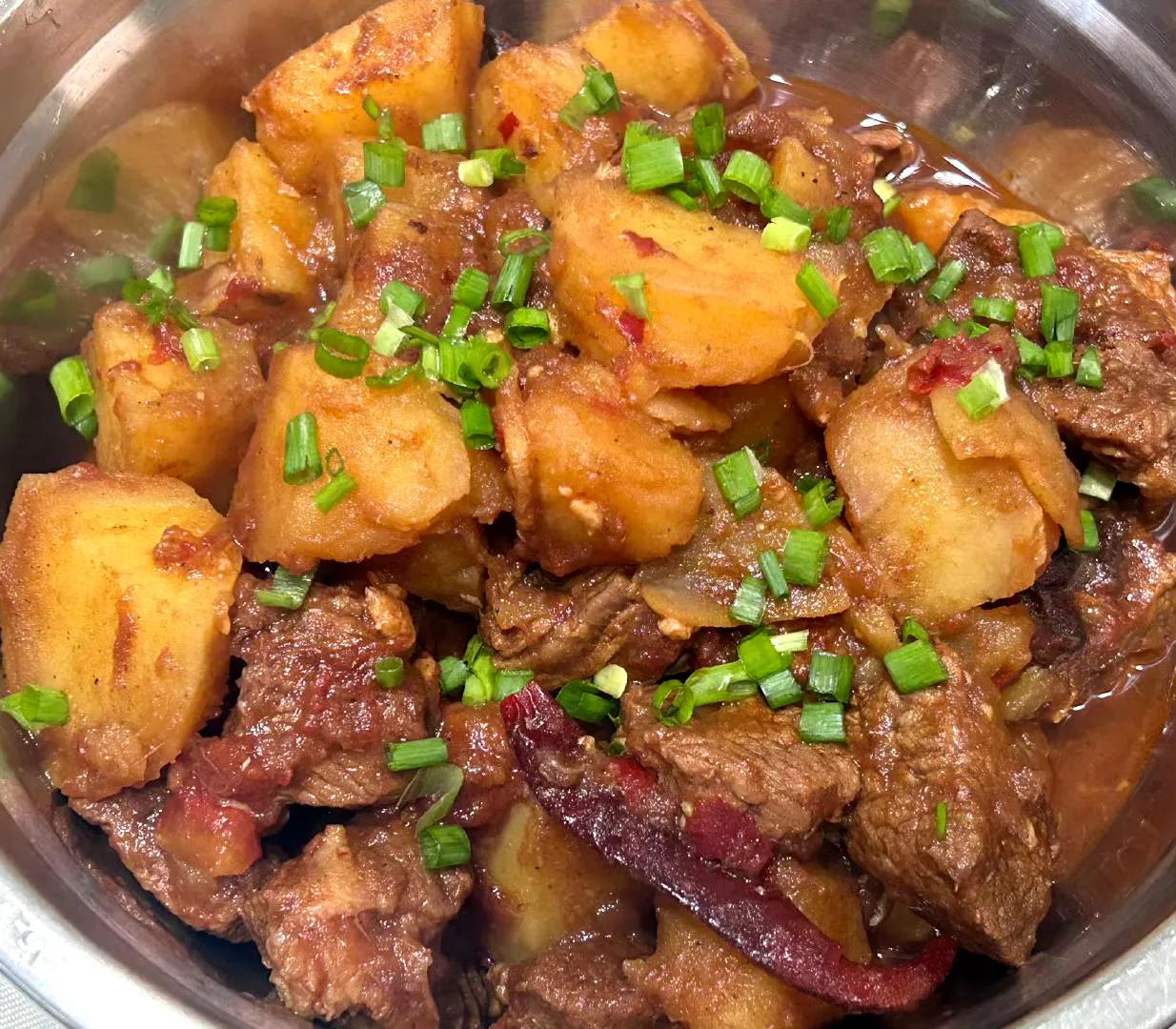 上午吃土豆炖牛肉和酱板鸭。很好吃很下饭啊！




