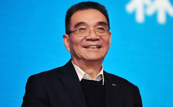 1979年，一名台湾连长冒死游泳横渡台湾海峡回到了祖国大陆，而他的妻子在接受审问