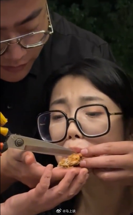 被熟虾咬伤的概率不再是0 哈哈看抽象视频，发现一个野生帅哥~放心，没留络腮胡~[
