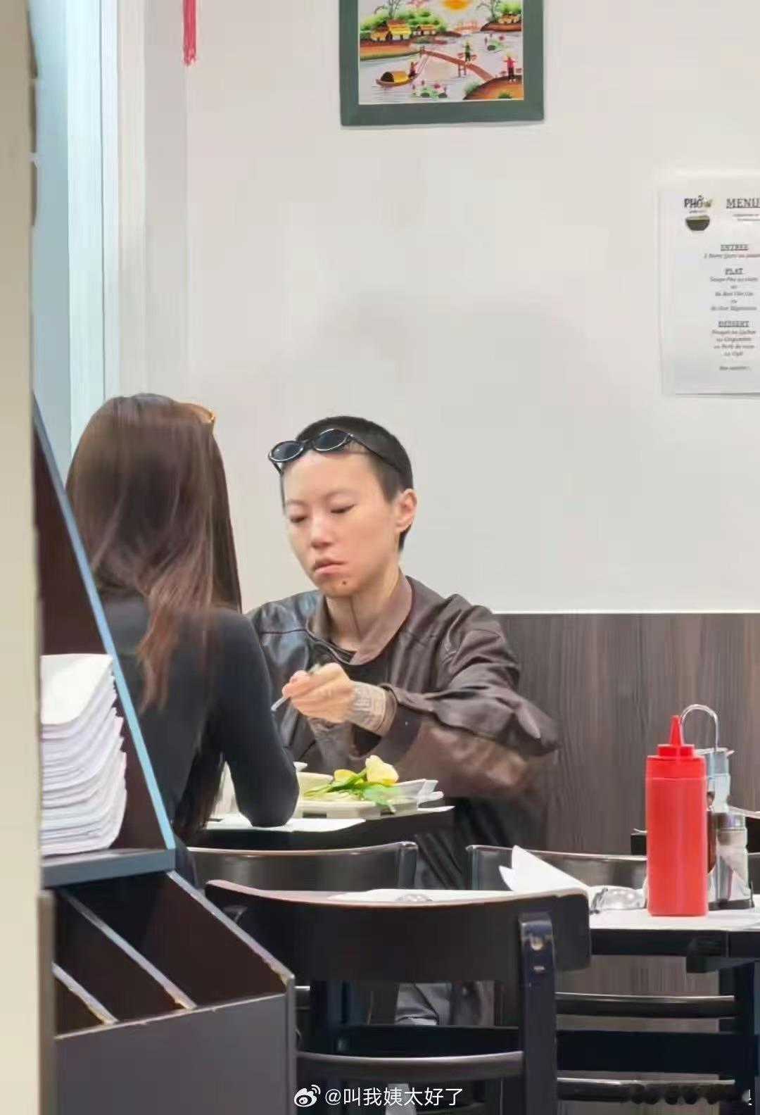 巴黎偶遇窦靖童宋妍霏网友巴黎偶遇窦靖童宋妍霏网友巴黎偶遇窦靖童宋妍霏，挺好挺好，