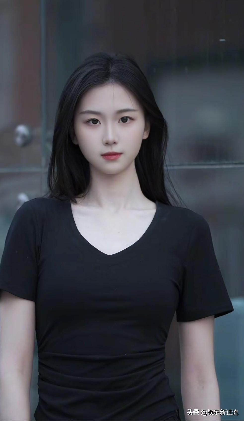 高书涵，国际时装周模特大赛面试现场随拍，45号出场，一举惊艳全网，天使的面容略带