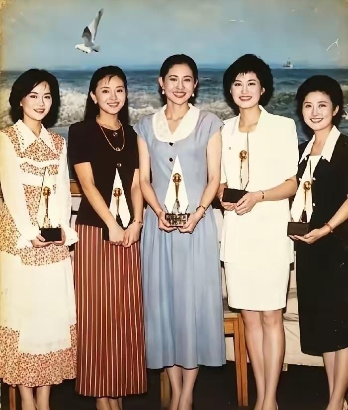 九十年代电视主持界五朵金花，源于1994年首届金话筒奖评选出的“五朵金花”，分别