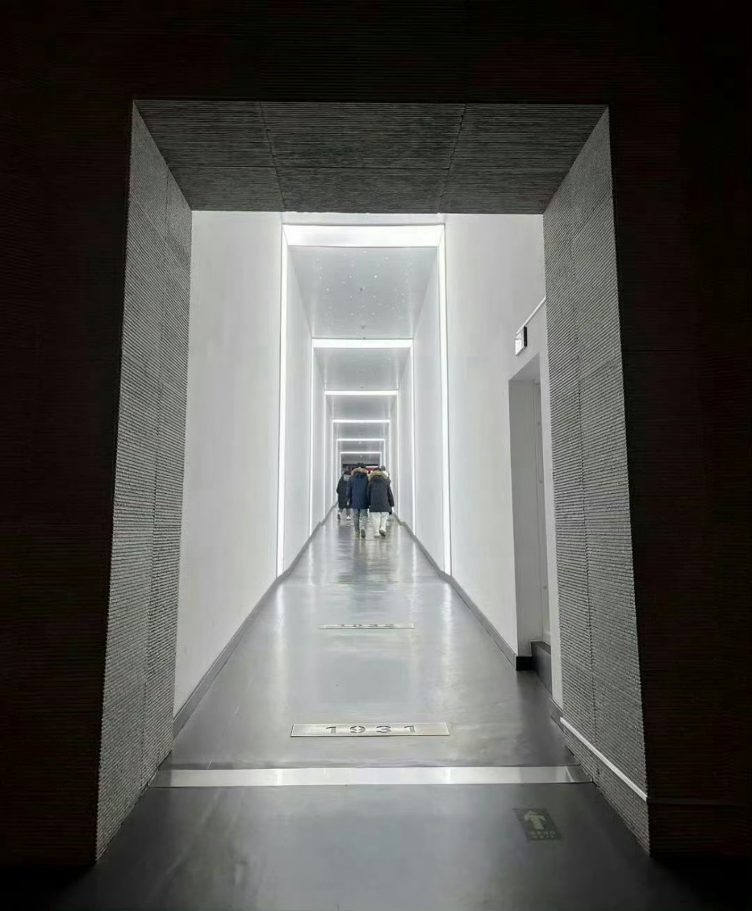 原来哈尔滨七三一部队罪证陈列馆和沈阳九一八历史博物馆的出口都是一个上坡，背后是黑